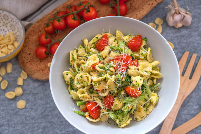 ORECCHIETTE WITH TOMATOES AND BROCCOLI